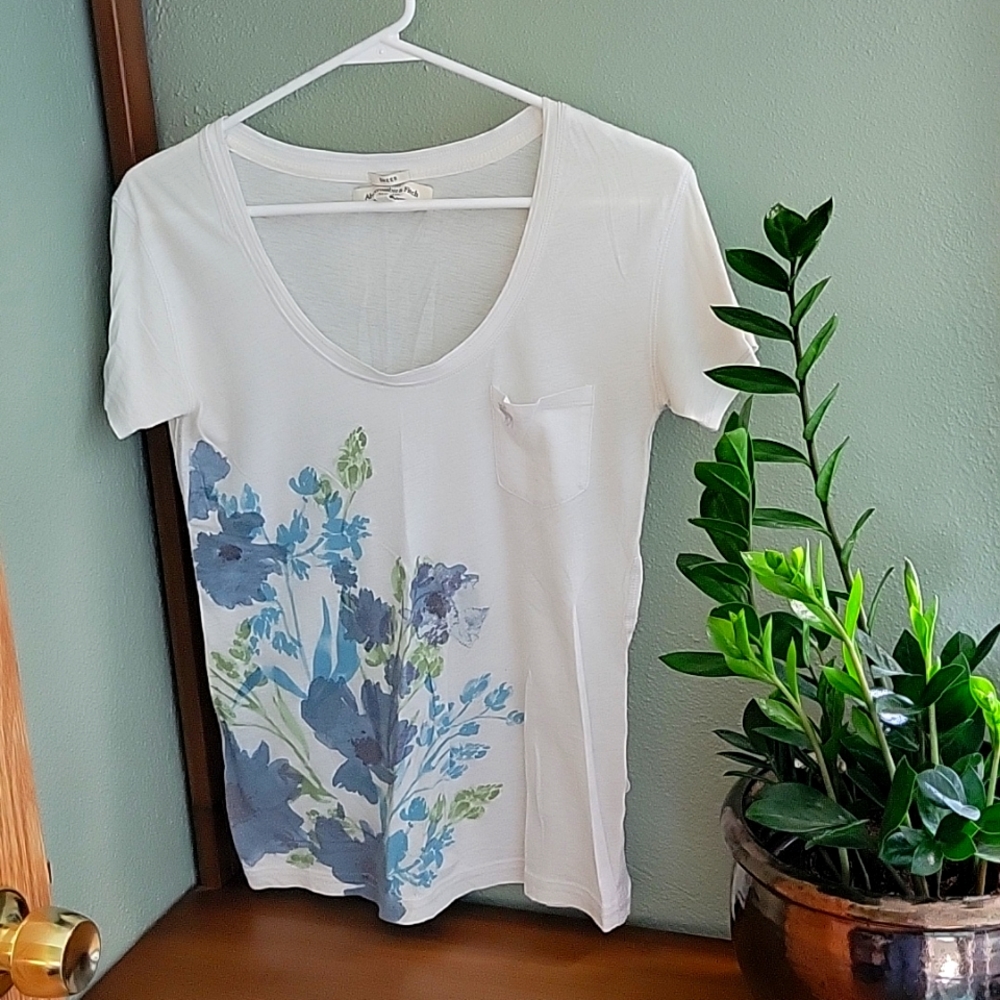 Abercrombie & Fitch White Top with Floral Pattern